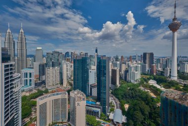 Kuala Lumpur silueti Kuala Lumpur, Malezya Platinum KLCC 'deki sonsuz çatı havuzundan Petronas ikiz kulelerini gösteriyor. Öğleden sonra çekimi