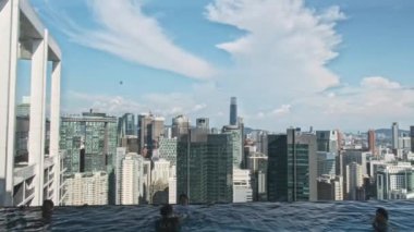 Kuala Lumpur silueti, Kuala Lumpur, Malezya Platinum KLCC 'deki sonsuz çatı havuzundan. Öğleden sonra çekimi