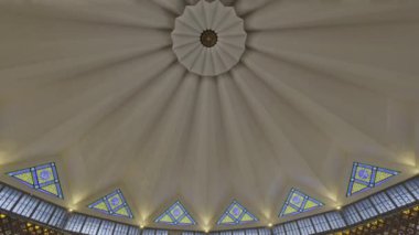 Malezya Ulusal Camii (Malay: Mescid Negara Malezya), Malezya 'nın başkenti Kuala Lumpur' da bir camidir. 15.000 kişilik kapasitesi var. İç çekim.