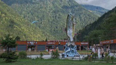 Uzungl Gölü, Trabzon ilinin Trabzon ilçesinin güneyinde yer alan bir göldür..