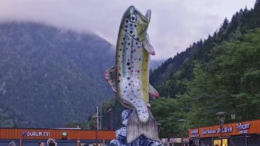 Uzungl Gölü, Trabzon ilinin Trabzon ilçesinin güneyinde yer alan bir göldür..