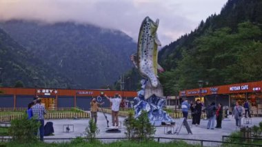 Uzungl Gölü, Trabzon ilinin Trabzon ilçesinin güneyinde yer alan bir göldür..