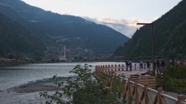 Uzungl Gölü, Trabzon ilinin Trabzon ilçesinin güneyinde yer alan bir göldür..