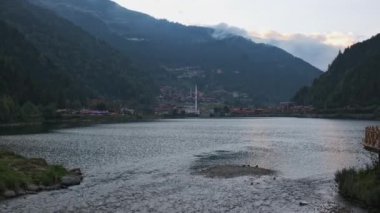 Uzungl Gölü, Trabzon ilinin Trabzon ilçesinin güneyinde yer alan bir göldür..