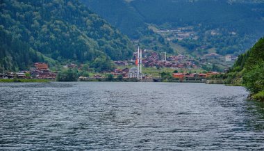 Uzungl Gölü, Trabzon ilinin Trabzon ilçesinin güneyinde yer alan bir göldür..