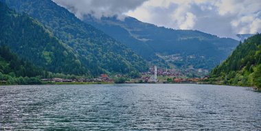 Uzungl Gölü, Trabzon ilinin Trabzon ilçesinin güneyinde yer alan bir göldür.. 