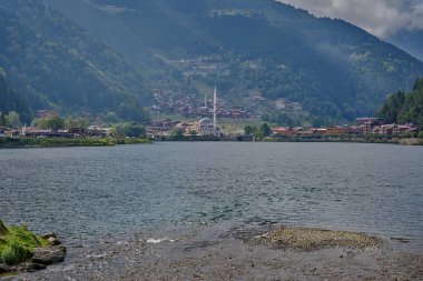 Uzungl Gölü, Trabzon ilinin Trabzon ilçesinin güneyinde yer alan bir göldür..