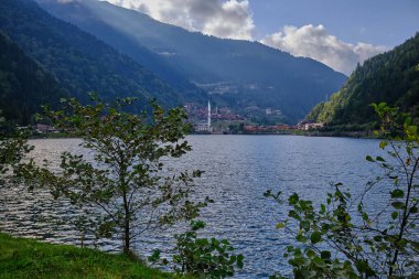 Uzungl Gölü, Trabzon ilinin Trabzon ilçesinin güneyinde yer alan bir göldür..