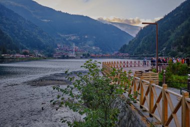 Uzungl Gölü, Trabzon ilinin Trabzon ilçesinin güneyinde yer alan bir göldür..