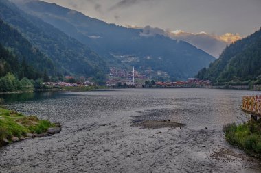 Uzungl Gölü, Trabzon ilinin Trabzon ilçesinin güneyinde yer alan bir göldür..