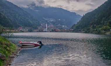 Uzungl Gölü, Trabzon ilinin Trabzon ilçesinin güneyinde yer alan bir göldür..