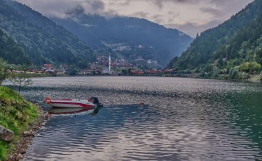 Uzungl Gölü, Trabzon ilinin Trabzon ilçesinin güneyinde yer alan bir göldür..