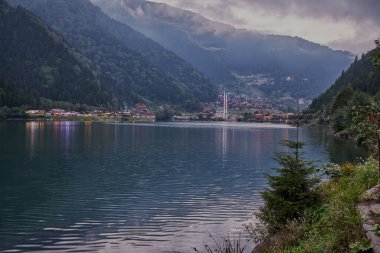 Uzungl Gölü (Uzun Göl), Trabzon ilinin Trabzon ilçesinin güneyinde yer alan bir göldür. Alacakaranlık vuruşu