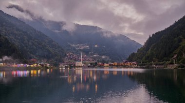 Uzungl Gölü (Uzun Göl), Trabzon ilinin Trabzon ilçesinin güneyinde yer alan bir göldür. Alacakaranlık vuruşu