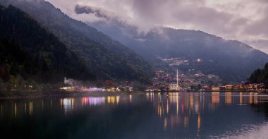 Uzungl Gölü, Trabzon ilinin Trabzon ilçesinin güneyinde yer alan bir göldür..