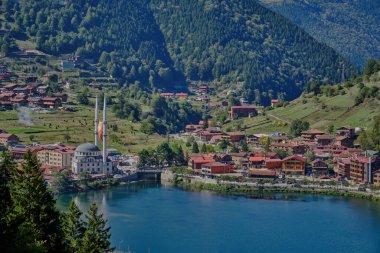 Uzungl Gölü, Trabzon ilinin Trabzon ilçesinin güneyinde yer alan bir göldür..