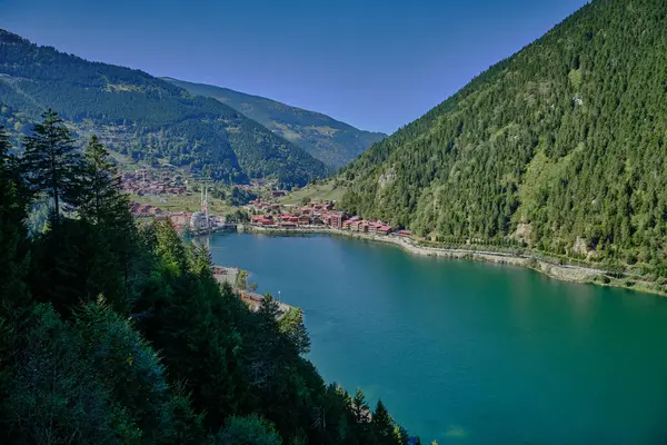 Uzungl Gölü, Trabzon ilinin Trabzon ilçesinin güneyinde yer alan bir göldür..