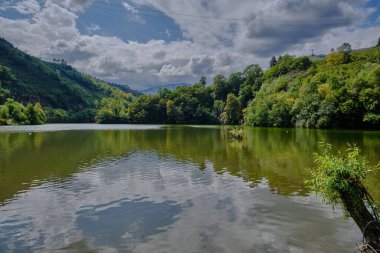 Trabzon 'daki Sera Gl Gölü (Trabzon Gölü), Türkiye' nin gündüz görüşü ve arka plandaki tekne ve restoranlarda insanlar.
