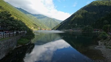 Uzungl Gölü (Türkçe: Uzungl Gölü) (Türkçe: 