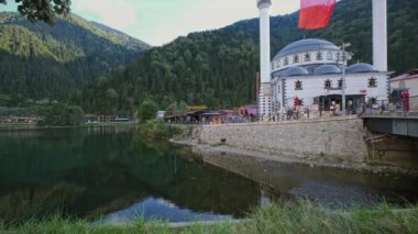 Uzungl Gölü (Uzun Göl) ve Uzungl Camii, Trabzon 'un güneyinde yer almaktadır..