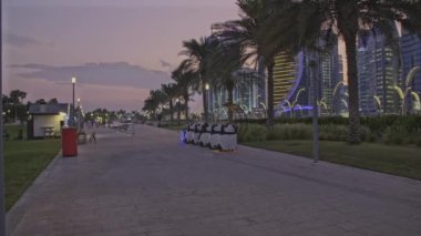 Doha Skyline batı körfezi bölgesinde, Doha, Katar günbatımı Hotel Park 'tan çekildi..