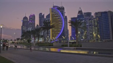 Doha, Katar - 19 Ekim 2024: Batı Körfezi 'ndeki Doha silueti gece yarısı ön planda yapay göl ile Hotel Park' tan çekildi.