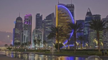 Doha, Katar - 19 Ekim 2024: Batı Körfezi 'ndeki Doha silueti gece yarısı ön planda yapay göl ile Hotel Park' tan çekildi.