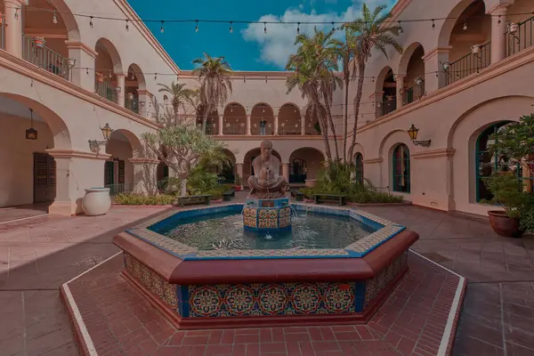 Balboa Park 'taki Prado restoranı. Cohn Restoran Grubu ailesinin bir parçası olan Prado, Balboa Park, San Diego, California, ABD 'nin tam göbeğinde yer alan ünlü bir ulusal simgedir..