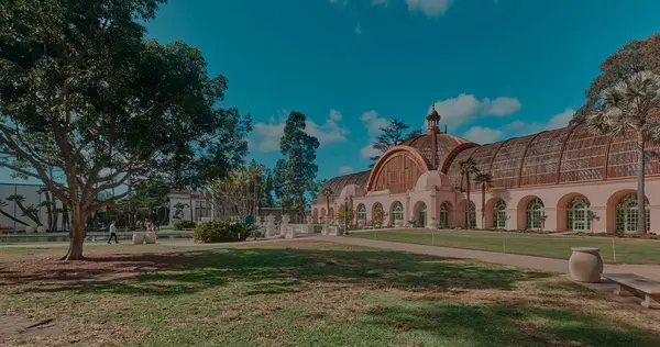 Botanik Binası, Balboa Park, San Diego, Kaliforniya, ABD 'de bulunan tarihi bir binadır. Dünyanın en büyük lath yapılarından biri olmaya devam ediyor..