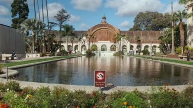 Botanik Binası, ABD 'nin San Diego kentindeki Balboa Park' ta bulunan tarihi bir binadır. Dünyanın en büyük lath yapılarından biri olmaya devam ediyor..