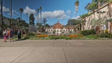 Botanik Binası, Balboa Park, San Diego, Kaliforniya, ABD 'de bulunan tarihi bir binadır. Dünyanın en büyük lath yapılarından biri olmaya devam ediyor..