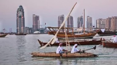 Katara14. Katar geleneksel dhow festivali Doha Katar Güneş Şutu Katılımcı ülkelerin bayrakları ve arka planda ufuk çizgileriyle Arap Körfezi 'nde geleneksel dhowları gösteriyor.