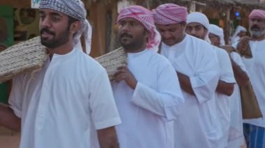 Katara 14. Geleneksel Dhow Festivali sırasında Katara 'nın Doha kentindeki Katara kültür köyünde sahne alan bir grup geleneksel Arap balıkçı.