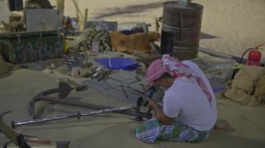 Doha, Katar - 7 Aralık 2024: Katara 'nın 14. Geleneksel Dhow Festivali sırasında Katara' nın Katara kültür köyünde çalışan geleneksel bir Arap demirci