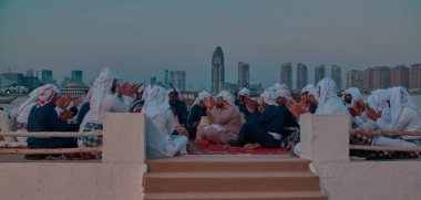 Katara 'da geleneksel Katara folklor dansı (Ardah dansı) 14. geleneksel dhow festivali Katara kültür köyü Doha Katar' da