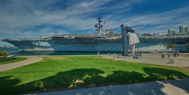 San Diego, Kaliforniya 'daki USS Midway Müzesi ve Koşulsuz Teslimiyet Heykeli (heykel)