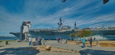 San Diego, Kaliforniya 'daki USS Midway Müzesi ve Koşulsuz Teslimiyet Heykeli (heykel)
