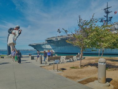 San Diego, Kaliforniya 'daki USS Midway Müzesi ve Koşulsuz Teslimiyet Heykeli (heykel)