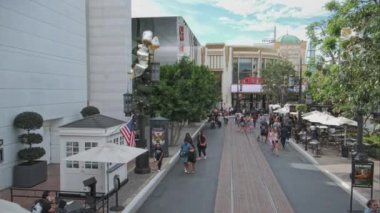 The Grove at Farmers Market, ABD 'nin Los Angeles şehrinde bulunan bir perakende ve eğlence tesisidir. Gün ışığı vuruşu 