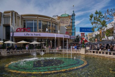 The Grove at Farmers Market, ABD 'nin Los Angeles şehrinde bulunan bir perakende ve eğlence tesisidir. Gün ışığı vuruşu