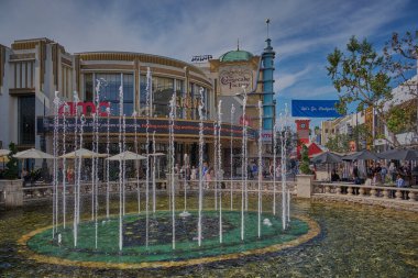 The Grove at Farmers Market, ABD 'nin Los Angeles şehrinde bulunan bir perakende ve eğlence tesisidir. Gün ışığı vuruşu
