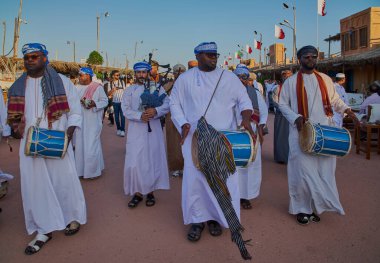 Doha, Katar - 6 Aralık 2024: Katara kültür köyünde geleneksel Umman folklor dansı (Ardah dansı) 14. Geleneksel Dhow Festivali sırasında
