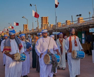 Geleneksel Katara Dhow Festivali sırasında Katara 'nın Doha kentindeki Katara kültür köyünde Umman geleneksel halk dansı (Ardah dansı)