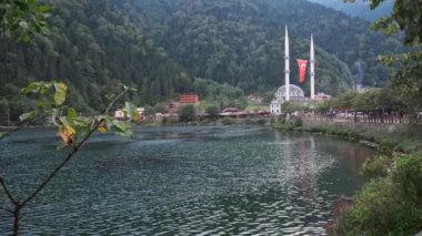 Uzungl, Trabzon -Türkiye - 27 Eylül 2024: Uzungl Gölü (Uzun Göl) ve Uzungl Camii, Trabzon 'un güneyinde yer almaktadır..