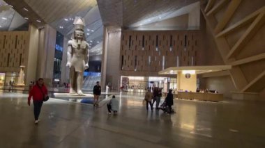 Giza, Mısır - 28 Aralık 2023: Büyük Mısır Müzesi, Giza, Mısır 'da Giza piramit kompleksinden yaklaşık 2 kilometre uzaklıkta bulunan bir arkeoloji müzesidir. İç çekim.