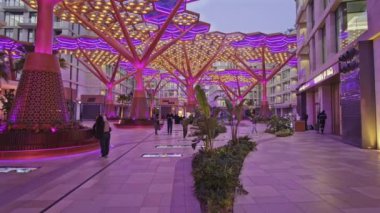 Doha, Katar-14 Ocak 2025: Peral 'deki Gewan Adası' nda kristal geçit. Katar 'ın en uzun iklimlendirilmiş yaya geçidi Gewan Adası' nın ticari merkezi olacak..