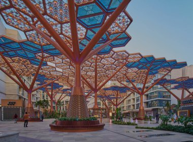 Peral 'daki Gewan Adası' nda kristal geçit. Katar 'ın en uzun iklimlendirilmiş yaya geçidi Gewan Adası' nın ticari merkezi olacak..