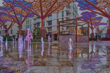 Peral 'daki Gewan Adası' nda kristal geçit. Katar 'ın en uzun iklimlendirilmiş yaya geçidi Gewan Adası' nın ticari merkezi olacak..