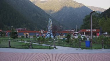 Uzungl, Trabzon -Türkiye - 27 Eylül 2024: Uzungl Gölü (Uzungl Gölü) veya yerel Romeyka dilinde: eraho, Trabzon şehrinin güneyinde yer alan bir göldür..