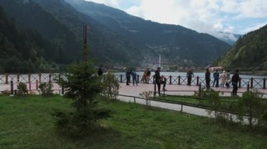 Uzungl, Trabzon -Türkiye - 27 Eylül 2024: Uzungl Gölü (Uzun Göl) ve Uzungl Camii, Trabzon 'un güneyinde yer almaktadır..
